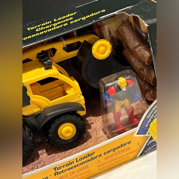 TOYS R US MAGFORCE TERRAIN LOADER 7" TOY VEHICLE MAGNETIC TECHNOLOGY W/ FIGURES - Picture 2 of 8